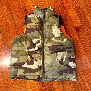 Reversible puffer vest